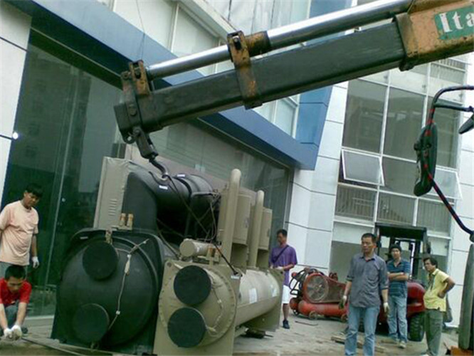 麻章区随车吊和汽车吊的核心区别是什么？哪种更省钱？